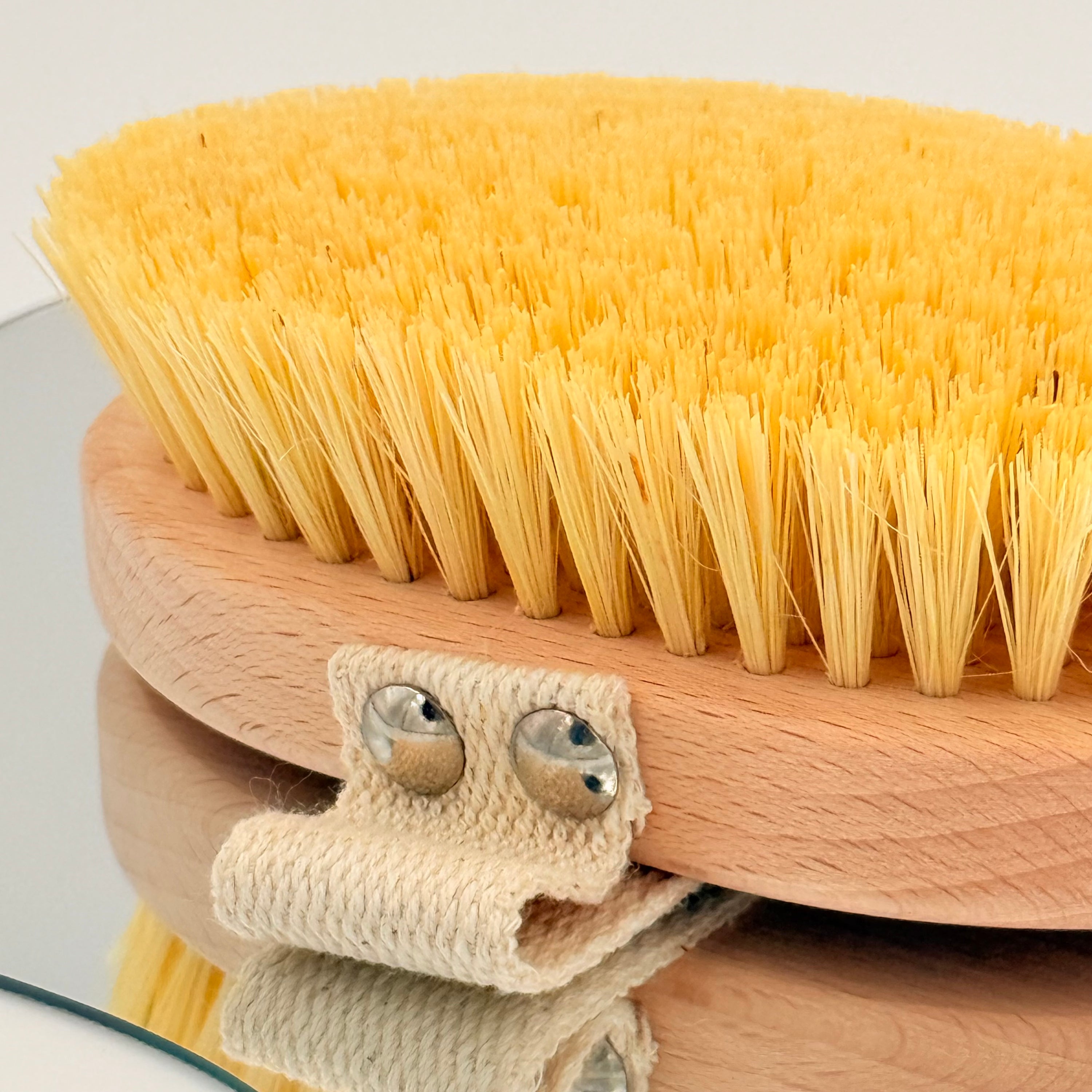 Zbliżenie na detal: włosie i uchwyt szczotki Hermosa - jakość i struktura