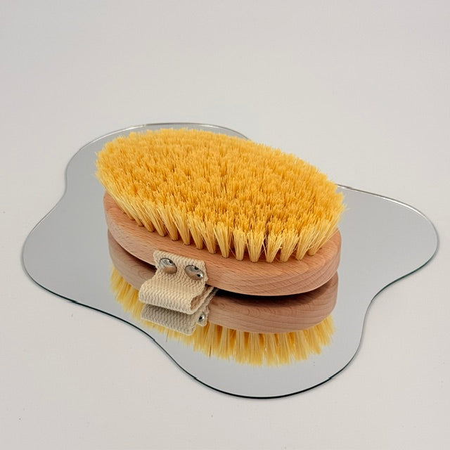 Szczotka Hermosa do masażu na falistym lustrze, ujęcie z góry - estetyczne i naturalne