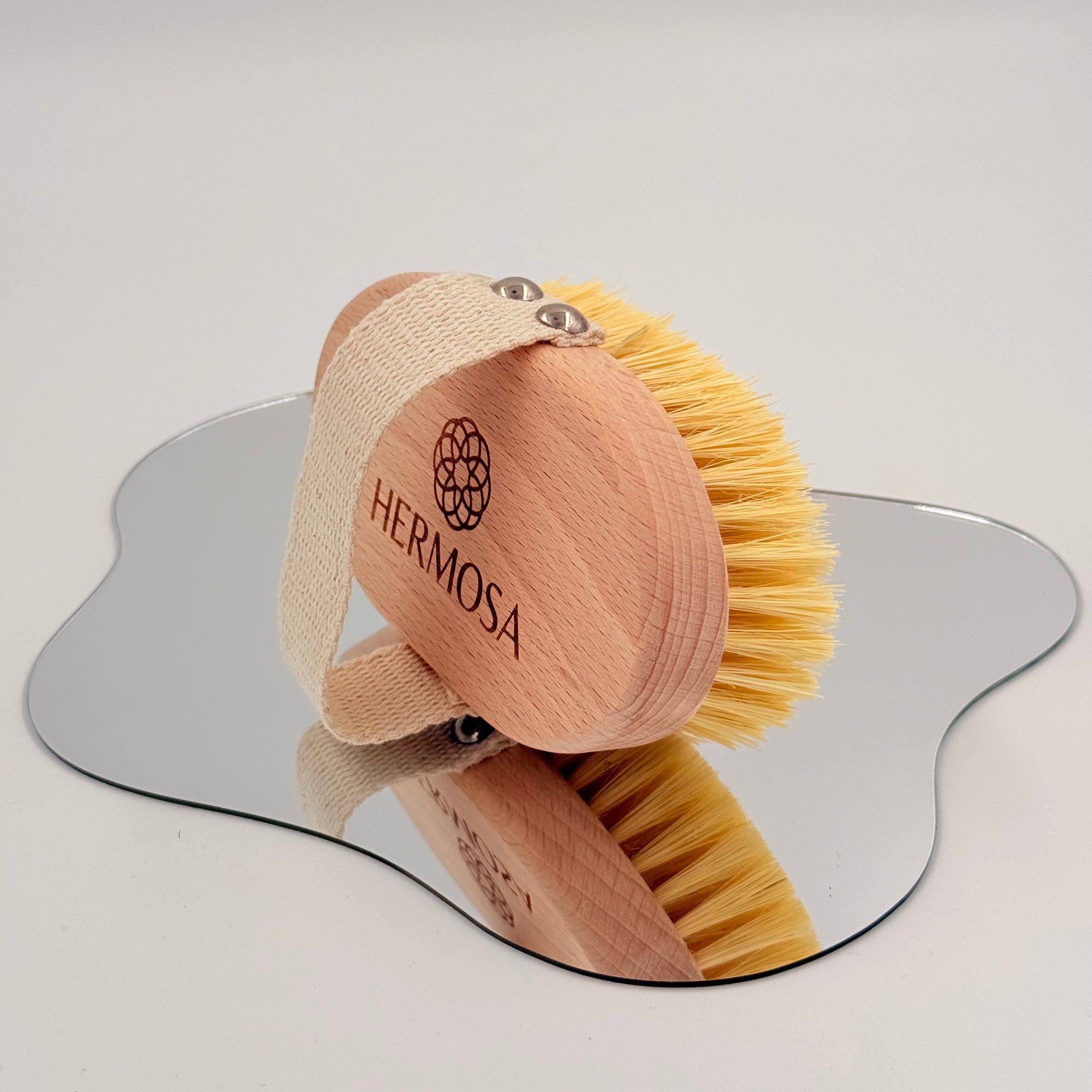 Szczotka Hermosa pod kątem - ujęcie ukazujące egonomiczny kształt i odbicie w lustrze