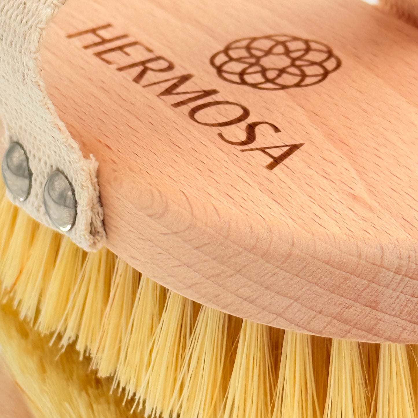 Logo Hermosa wygrawerowane w drewnie - elegnacki branding produktu