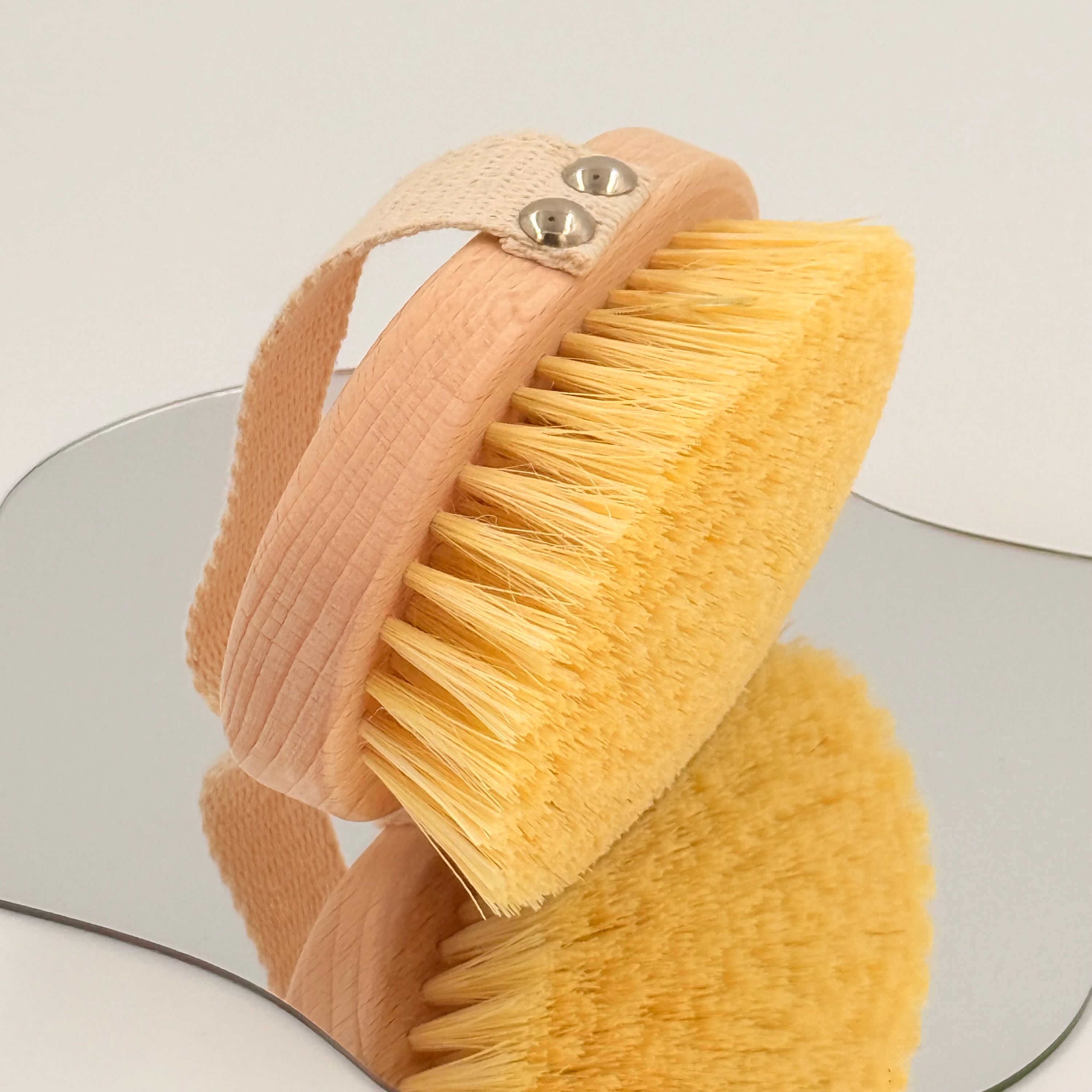 Szczotka Hermosa w lekkim przechyle, na tle bieli, z odbiciem na lustrze