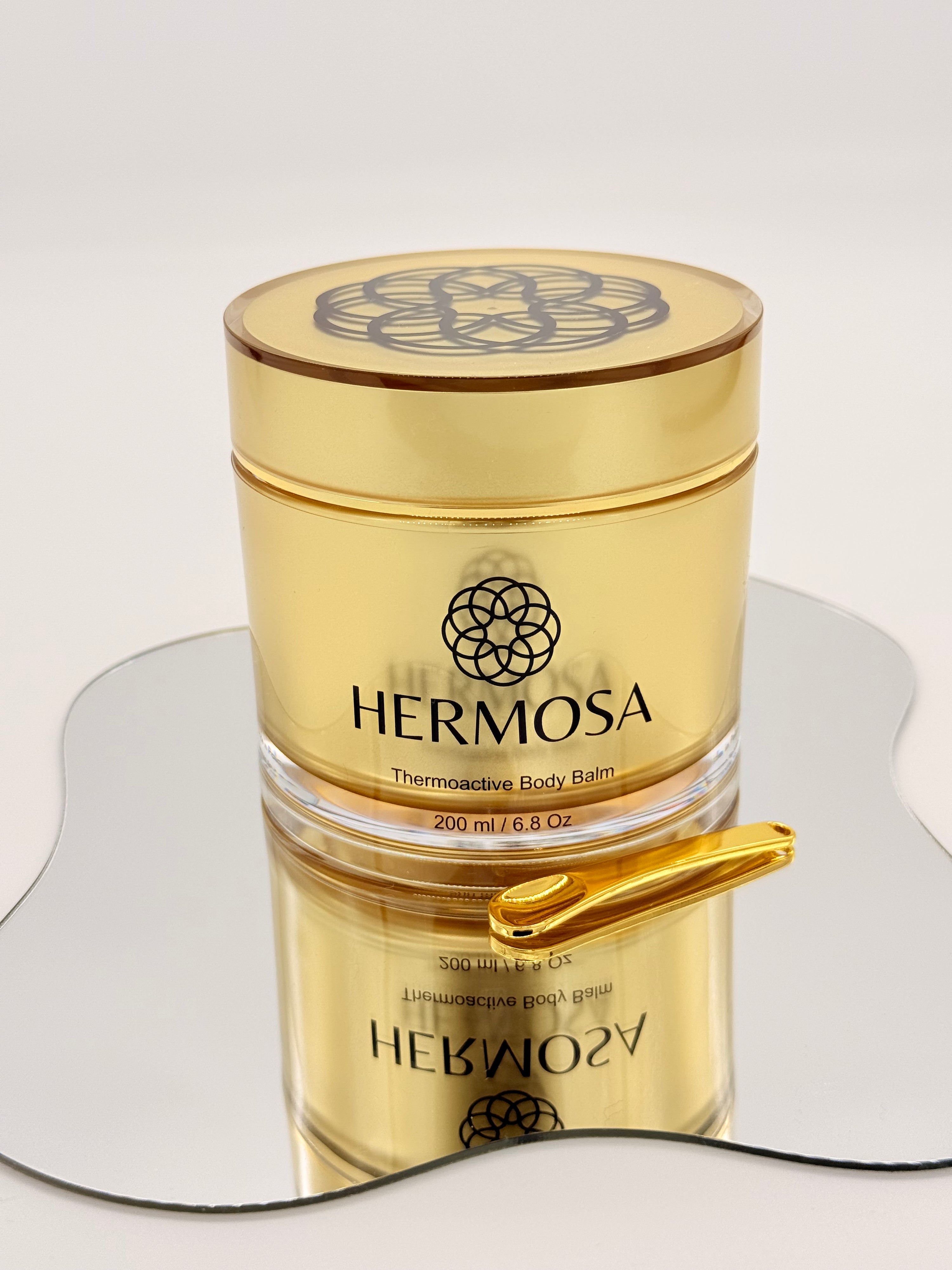 Hermosa Thermoactive Balm - opakowanie i złota łyżeczka, codzienny rytuał