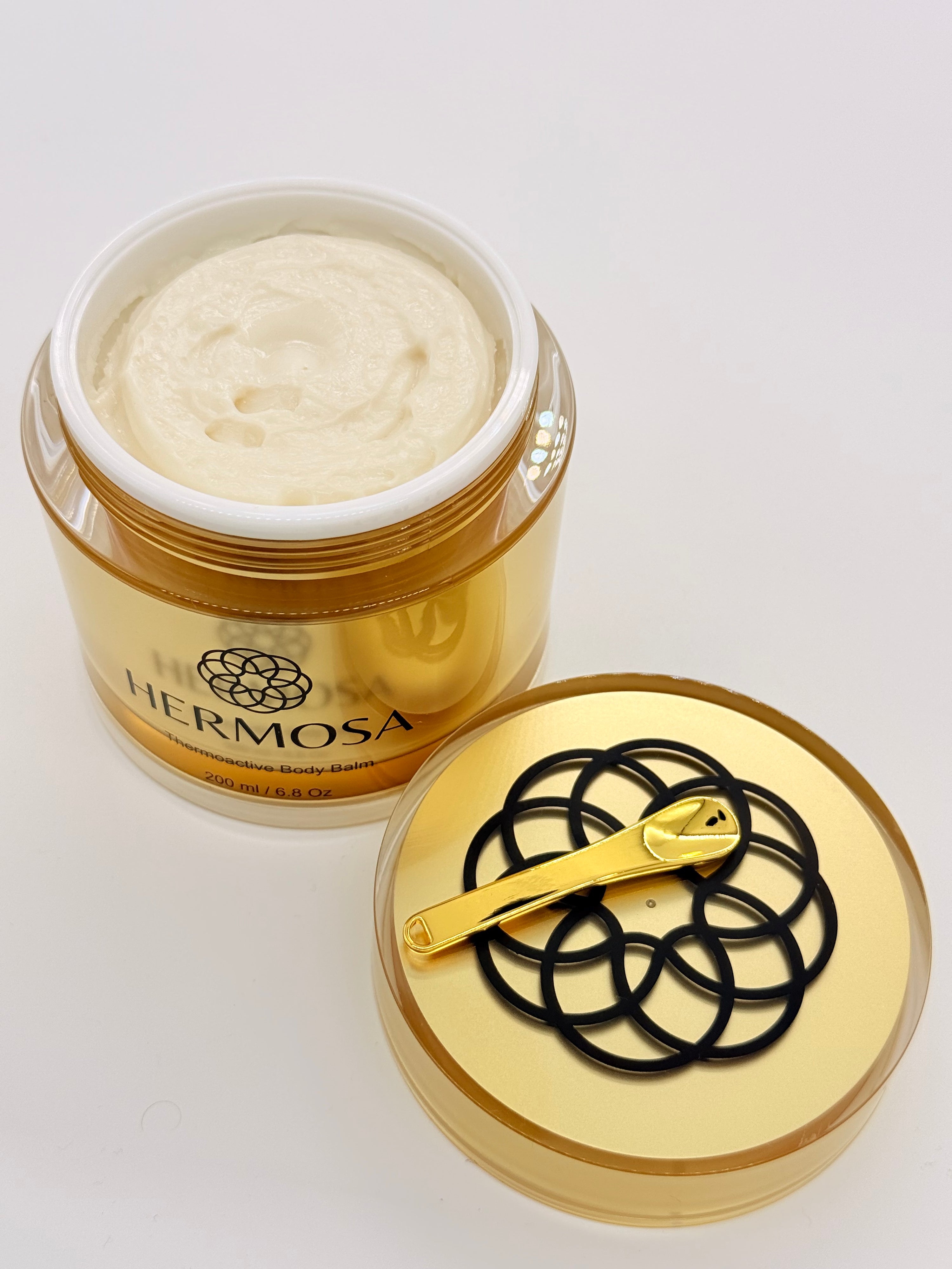 Hermosa Thermoactive Body Balm - zbliżenie na konsystencję balsamu, ujędrniające działanie